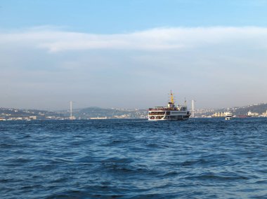 Istanbul Boğazı üzerinde gidiş yolcu tekneleri