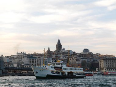 Gün batımında Galata Kulesi görünümü