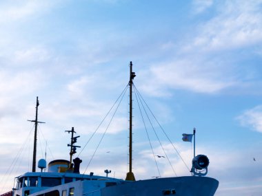 Istanbul Boğazı üzerinde gidiş yolcu tekneleri