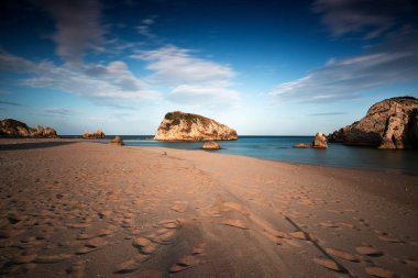 Çarpıcı doğa, deniz manzarası ve kayalar uzun süre korunuyor.