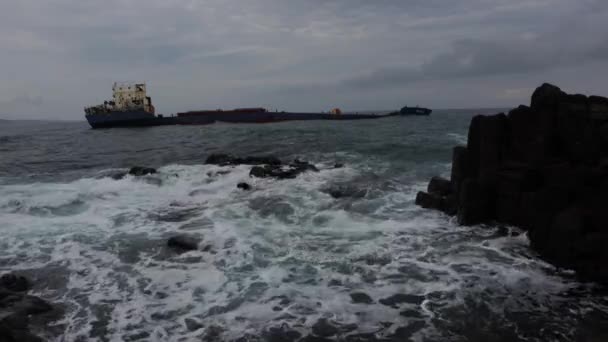 Stürmischer Tag Schwarzen Meer Und Gesunkenes Schiff — Stockvideo