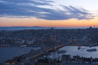 Altın Boynuz 'daki Galata Kulesi' nden İstanbul 'a gün batımı 