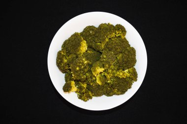 Beyaz kasede brokoli.