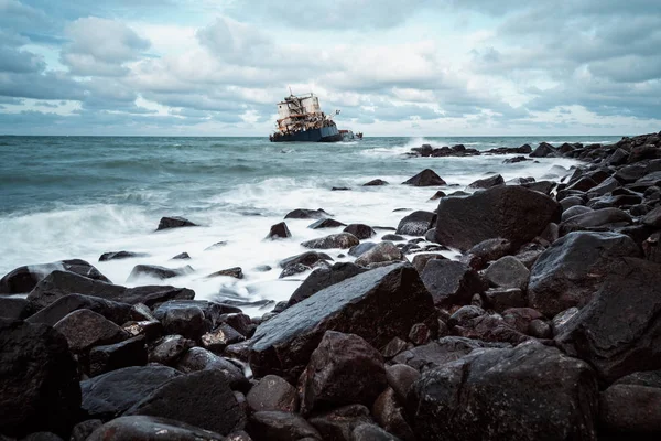 Dlouhotrvající Přímořská Pláň Krajina Potopenou Lodí Moři — Stock fotografie