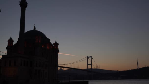 日の出時にOrtakoyモスクとイスタンブールのボスポラス橋 — ストック動画