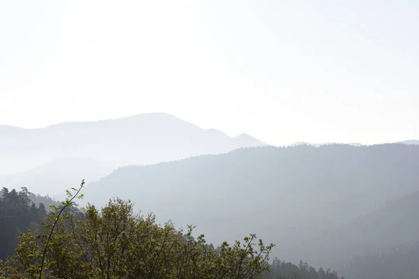 Niebla Montañas Paisaje Día Soleado —  Fotos de Stock