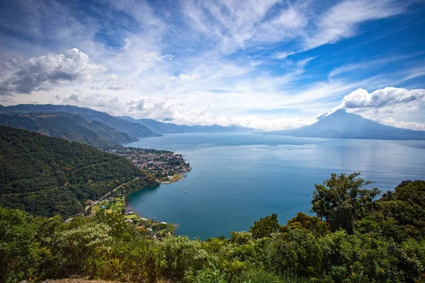 Vista del Lago Atitlán y Panajachel desde San Jorge — Foto de Stock