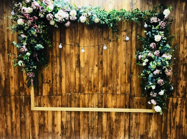 Vintage. Shabby Wood Bakgrund. ram med konstgjorda blommor hängande på väggen — Stockfoto