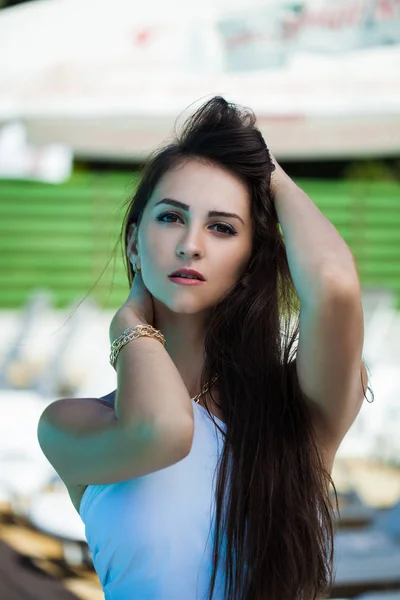 Menina à beira da piscina no verão em um maiô — Fotografia de Stock