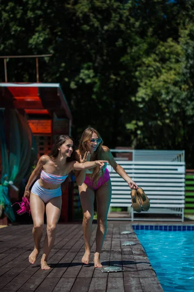  Kız bir mayo yaz aylarında havuz