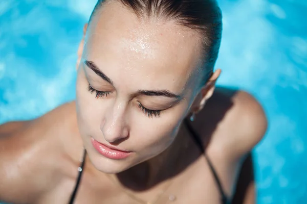  Kız bir mayo yaz aylarında havuz