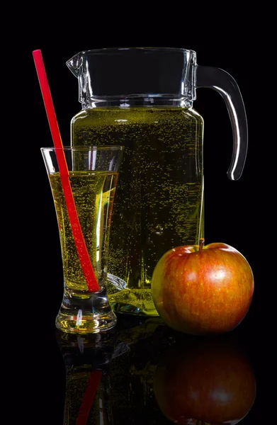 Karafy a sklenice jablečného, apple na černém pozadí — Stock fotografie