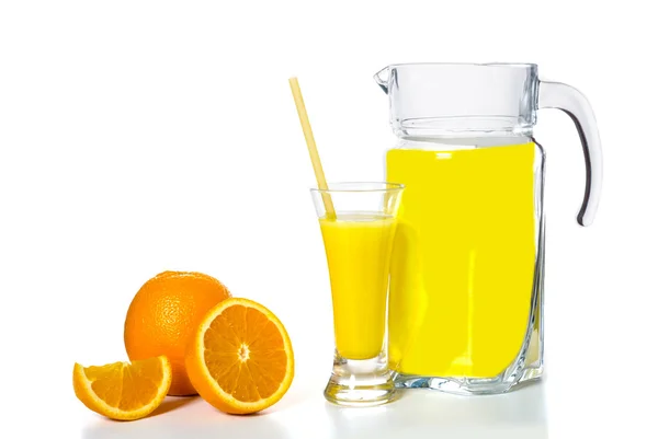 Sürahi ve bir bardak meyve suyu, beyaz bir arka plan üzerinde turuncu — Stok fotoğraf