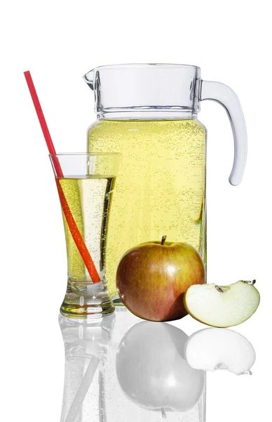 Decantador y un vaso de sidra, manzana sobre fondo blanco —  Fotos de Stock