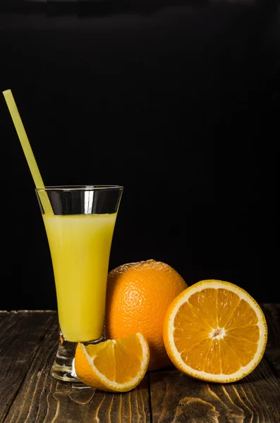 Vaso de jugo, naranja sobre fondo negro —  Fotos de Stock