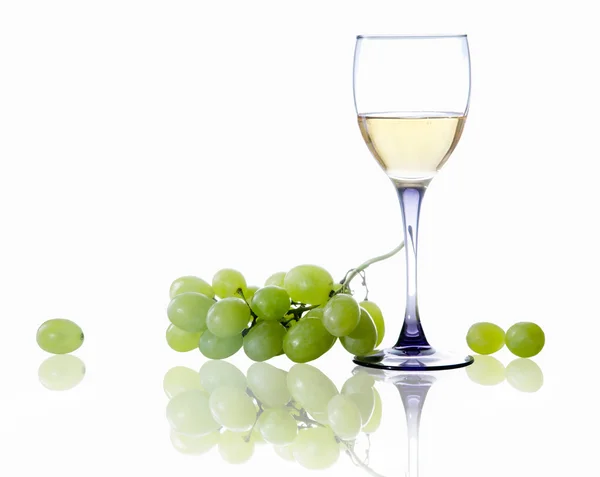 Copa de vino blanco y una rama de uva sobre fondo blanco — Foto de Stock