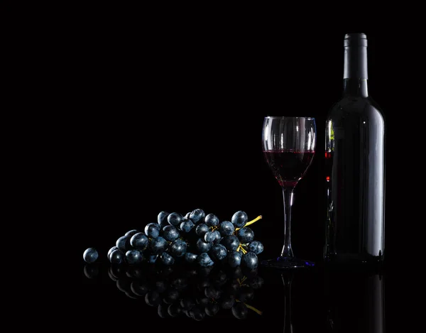 Botella de vino tinto, copas de vino y uvas — Foto de Stock