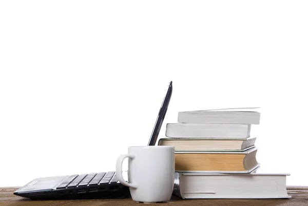 Açık laptop, kitaplar ve kahve fincanı yığını