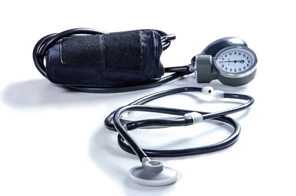 Tonometer ve phonendoscope beyaz bir arka plan üzerinde siyah renk