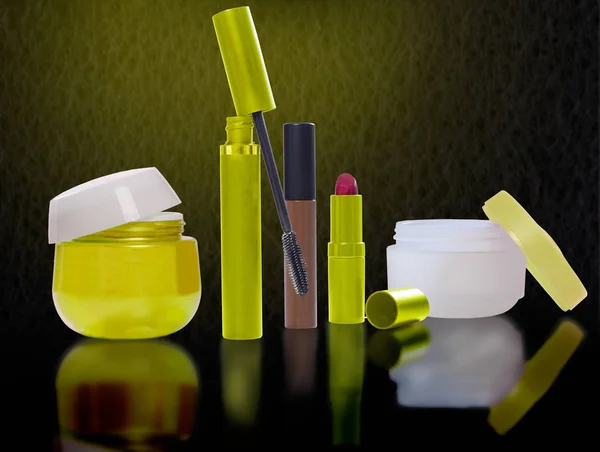 Produkty kosmetyczne w żółtej tonacji z odbicia — Zdjęcie stockowe