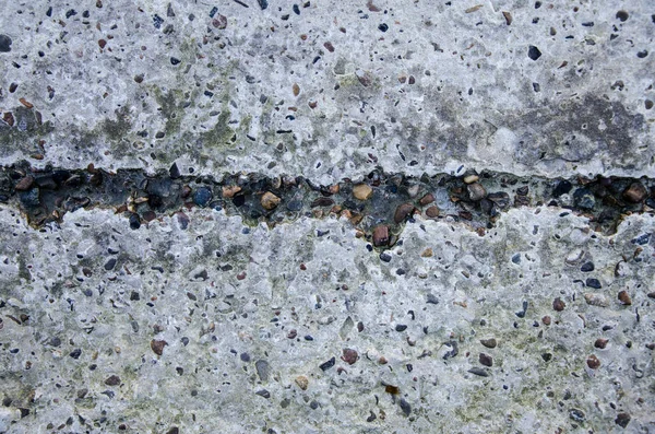 Een oude beton omvatten met een furrow uit water — Stockfoto