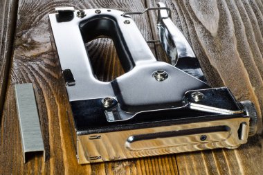 El mobilya zımba ve sarf malzemeleri ahşap bir tezgah üzerinde