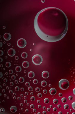 renkli bir arka plan üzerinde beyaz kırmızı topları