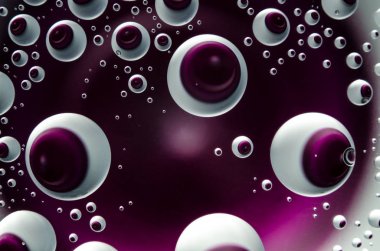 renkli bir arka plan üzerinde beyaz leylak topları