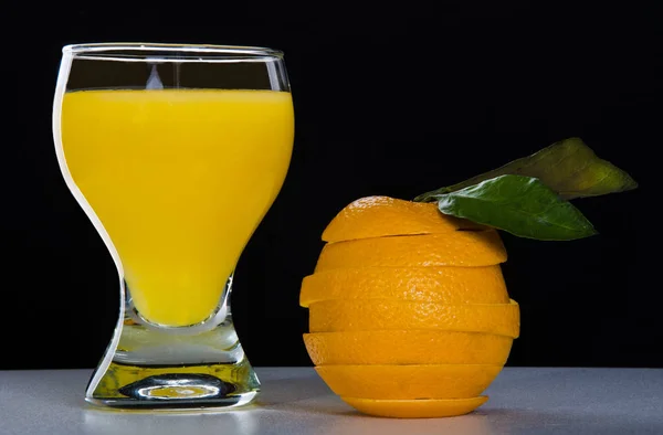 오렌지 주스, 검은색에 오렌지 컷 유리 — 스톡 사진