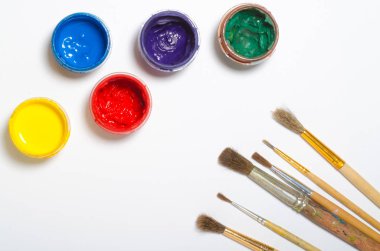 kavanoz ve kağıt, en iyi görünümünün beyaz bir kağıda bir fırça boya