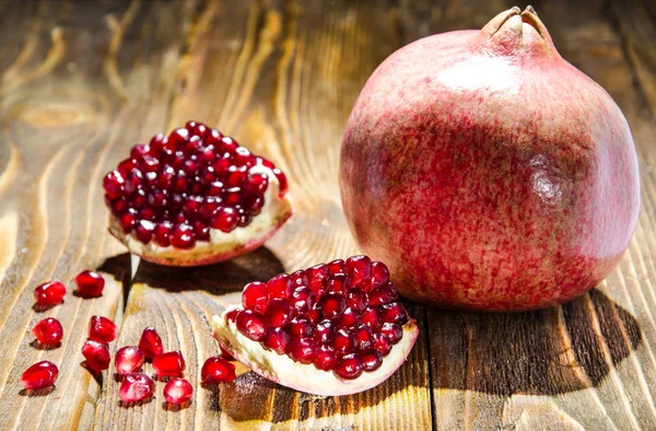 석류 나무 테이블에의 빨간 석류 석, 곡물 — 스톡 사진