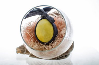 Bir bardak renkli bir yumurta ile Paskalya kompozisyon