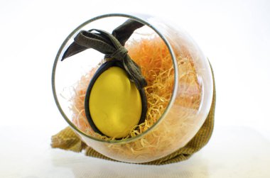 Bir bardak renkli bir yumurta ile Paskalya kompozisyon