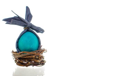 Renkli yumurta yuvada ile Paskalya kompozisyon