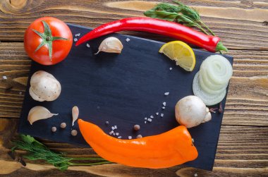 Natürmort sebze ve mantar bir tepsi, üstten görünüm