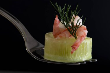 Karides peynirli salatalık rulosu ve çatallı dereotu..