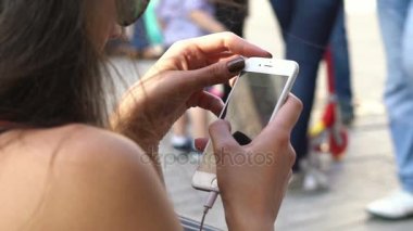 Cep telefonu kullaranarak kadın arkadan görünüm