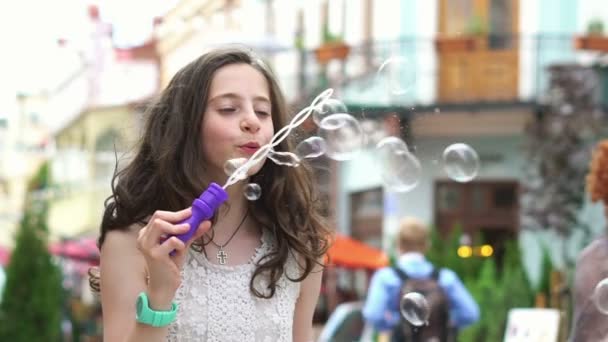 A little girl makes soap bubbles — Stock Video