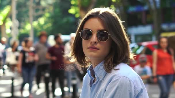 Ritratto di bella ragazza in occhiali da sole — Video Stock