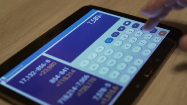 Cálculo de negócios em Tablet — Vídeo de Stock