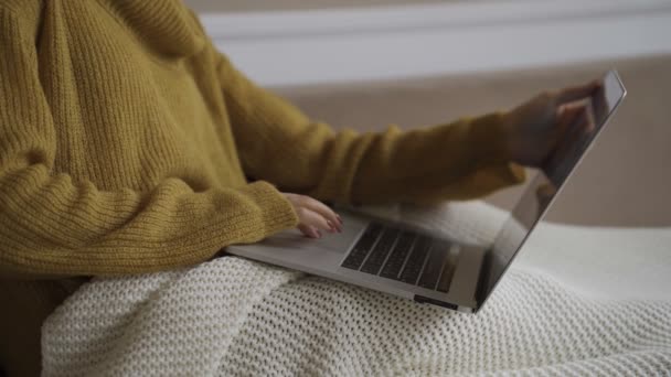 Estudiante usando el ordenador portátil en casa acostado en el sofá debajo de la manta usando serching ordenador para la consulta en línea. Concepto de personas y dispositivos . — Vídeos de Stock