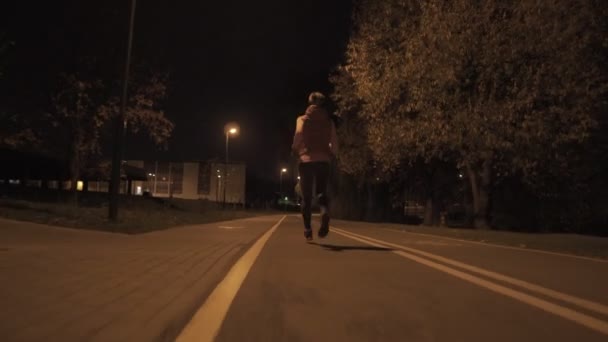 Mujer corriendo al aire libre en la noche. Alta ISO . — Vídeo de stock