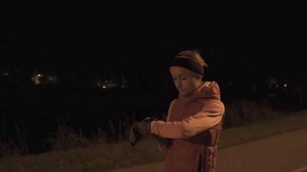 Mujer corriendo al aire libre en la noche. Alta ISO . — Vídeo de stock