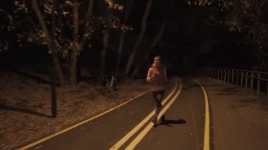 Gece açık havada çalışan bir kadın. Yüksek ISO.