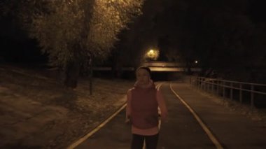 Gece açık havada çalışan bir kadın. Yüksek ISO.