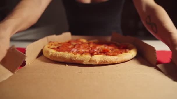 Menselijke handen nemen plakjes hete lekkere Italiaanse pizza uit open doos, food delivery service op party catering concept, vrienden hebben plezier samen eten, close-up zicht. — Stockvideo