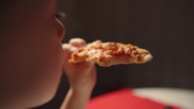 Çocuk gece geç saatte evde pizza yiyor. Çocuk evde yalnız..