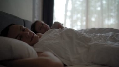 Sabahleyin yatakta öpüşme genç güzel ve sevgi dolu Çift.