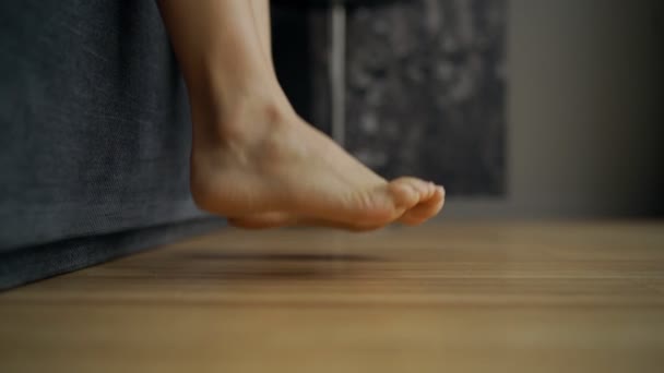 Jambes féminines près du lit. Femme réveille-toi — Video