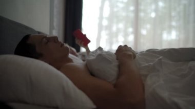 Geç saatte uyuyan bir çift, acele edin, alarmdan sonra giyinin. Amerikalı çift uyuyakaldıkları için endişeli..